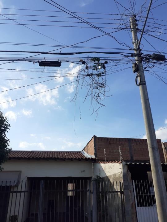Foto 3 de 9 — Fios soltos causam preocupação com risco de acidentes em Araraquara